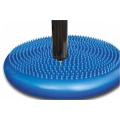Niebieski dysk sensoryczny z pompką, na białym tle