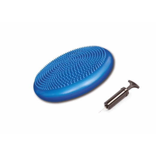 Niebieski dysk sensoryczny z pompką leżącą obok, na białym tle