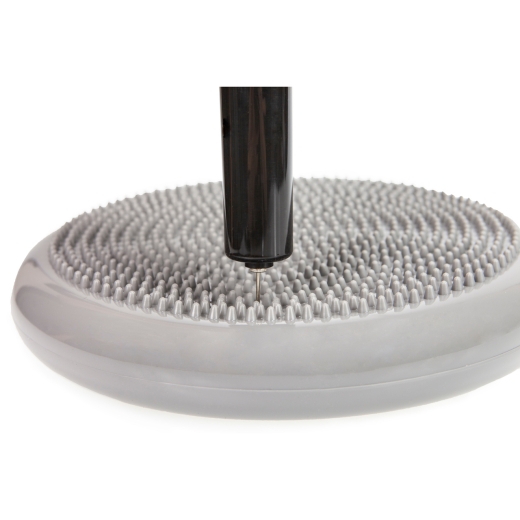 Szary dysk sensoryczny na białym tle z pompką