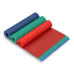 Taśmy rehabilitacyjne w trzech kolorach, na białym tle